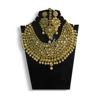 Kundan jadau neckpiece set.